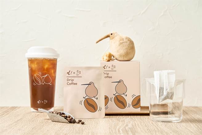 发发联名握咖啡推周边，包含直饮吸管两用环保随行杯，也有耳挂式手冲咖啡包十入组（380元）。（发发提供）