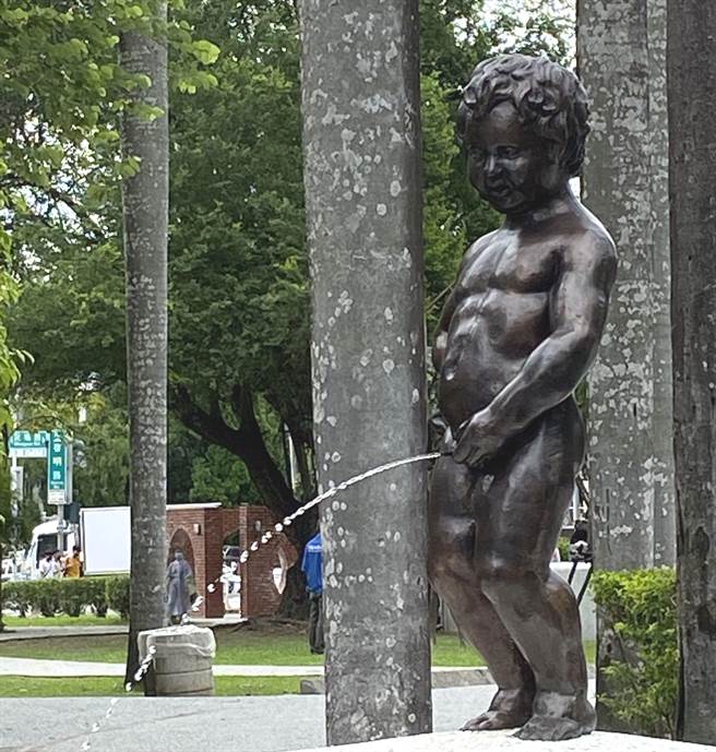 嘉義公園「尿尿小童」恢復原本古銅色樣貌。（廖素慧攝）