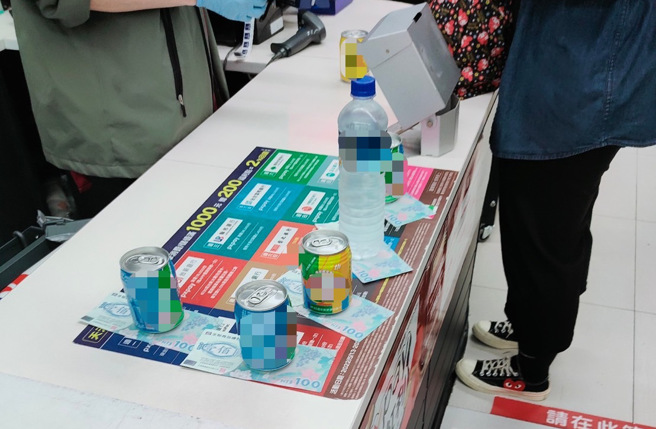 一名男网友去全联消费，结帐时见前方客人刻意每件商品分开结帐，让他相当不解。（图／翻摄自脸书社团爆废公社）