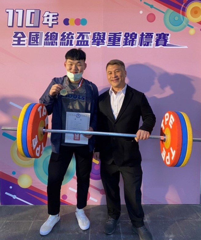 许颖溪老师(右)指导学生举重荣获佳绩。(图/新北市政府)