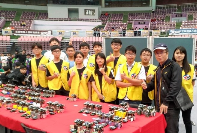 柯燕辉老师(黑衣)全力投动技职教育，图为TIRT比赛与学生合影。(图/新北市政府)