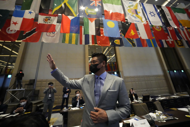 中华棒协理事长辜仲谅当选WBSC副会长，挥手感谢会员代表的支持。（中华棒协提供）