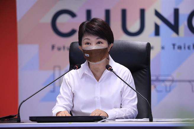 台中市长卢秀燕上午主持市政会议时表示，经过市府团队的努力、加上市民各界的配合，台中市上半年空气品质大幅改善，PM2.5平均浓度已降到每立方米14.1微克，是中南部第一个达到且低于国家标准15微克的城市。（新闻局提供／谢琼云台中传真）