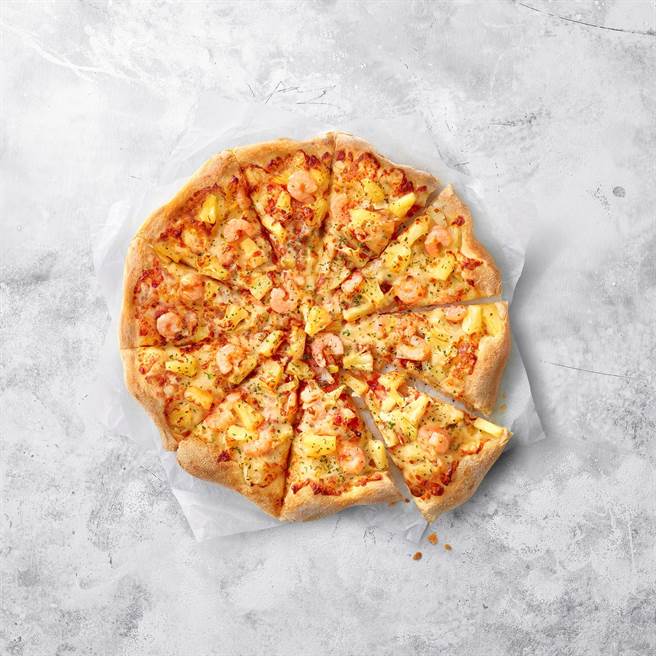 必胜客推比萨促销价，小资族最爱的「热带凤梨鲜虾大比萨」只要199元。（必胜客提供）