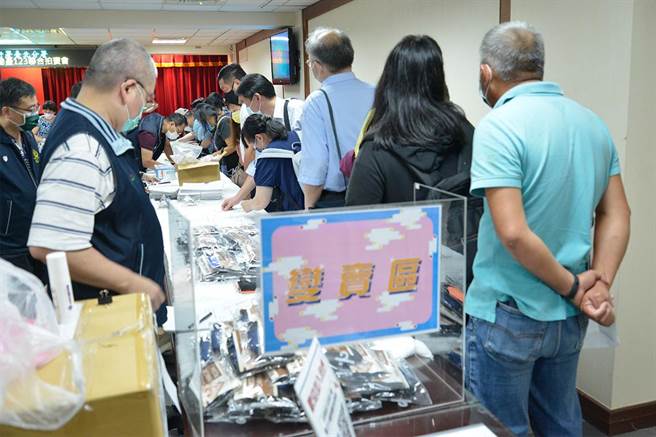 民眾选购变卖物(台北分署提供)