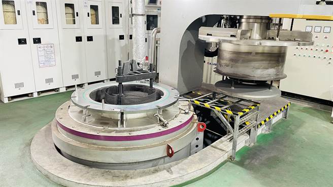 在经济部技术处科技专案的支持下，金属中心开发「不銹钢耐蚀暨表面硬化系统设备」，为不銹钢产业开发高值产品。（金属中心提供／林瑞益高雄传真）