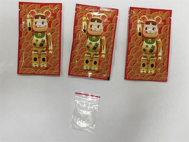 警方发现车上藏有三级毒品卡西酮咖啡包3包、第三级毒品K他命1包。(芦洲警分局提供)