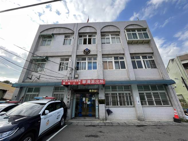 桃园市杨梅警分局草湳派出所自2020年起因楼舍改建，暂时进驻原农田水利会旧大楼，新楼预估今年9月底可完工。（蔡明亘摄）