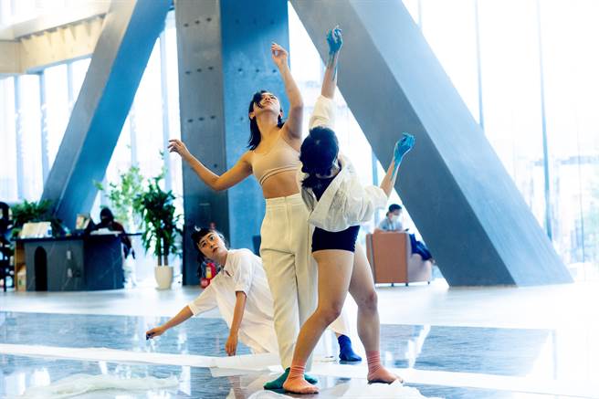 台北艺穗节今年以「加辣不切」的主题热闹回归，记者会邀请「云云 Yun Collective」演出，透过肢体与物件的对话，探索「展场中的表演，剧场中的展览」，在边界之间发掘新的可能。（陈信翰摄）