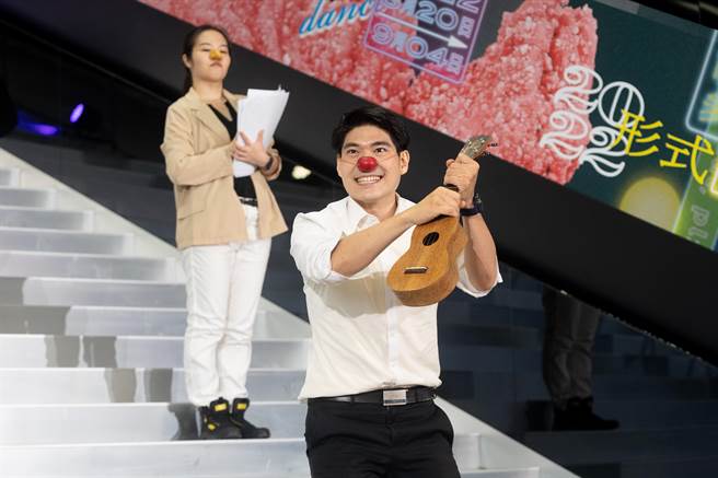 台北艺穗节今年以「加辣不切」的主题热闹回归，首发记者会邀请表演团体「蓦飞剧团」带来以「小丑、默剧、上班族、钱」为题材的的独角戏演出。（陈信翰摄）