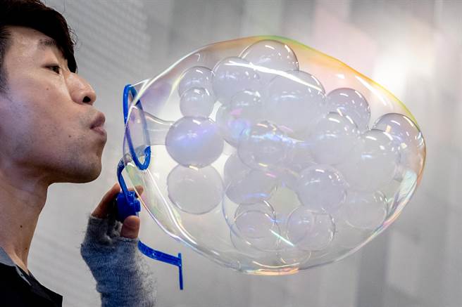 台北艺穗节今年以「加辣不切」的主题热闹回归，记者会邀请「何欢剧团＆泡泡家族」的表演者，透过泡泡与烟雾的结合为孩子带来欢乐。（陈信翰摄）