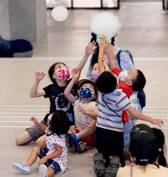 台北艺穗节今年以「加辣不切」的主题热闹回归，记者会邀请「何欢剧团＆泡泡家族」的表演者，透过泡泡与烟雾的结合为孩子带来欢乐，小朋友看见透明泡泡中的烟雾，纷纷伸长了手抢着触摸。（陈信翰摄）