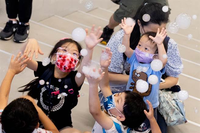 台北艺穗节今年以「加辣不切」的主题热闹回归，记者会邀请「何欢剧团＆泡泡家族」的表演者，透过泡泡与烟雾的结合为孩子带来欢乐。（陈信翰摄）