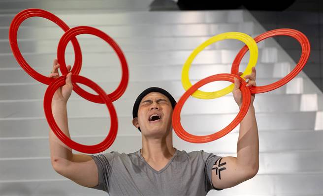 台北艺穗节今年以「加辣不切」的主题热闹回归，首发记者会邀请表演团体「马戏之门」融合杂技与话题带逗趣的演出。（陈信翰摄）