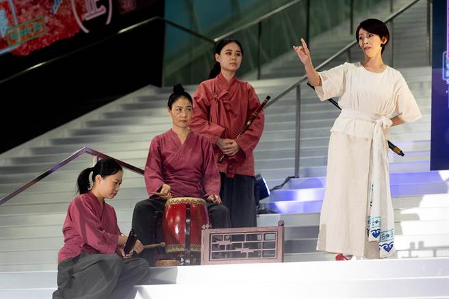 台北艺穗节今年以「加辣不切」的主题热闹回归，记者会上，表演团体「江之翠剧场」诠释南管之美。（陈信翰摄）