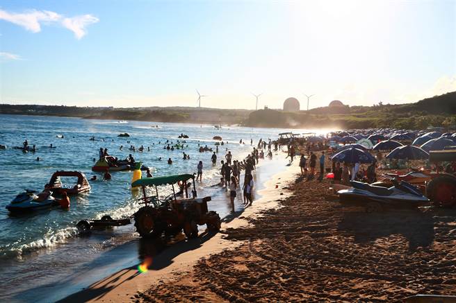 暑假搭乘「墾丁快線」除享有半價優惠外，業者還加碼推出百萬好禮，最大獎為「日本東京雙人5日機＋酒」，藉此鼓勵民眾遊墾丁。圖為墾丁海邊。（謝佳潾攝）