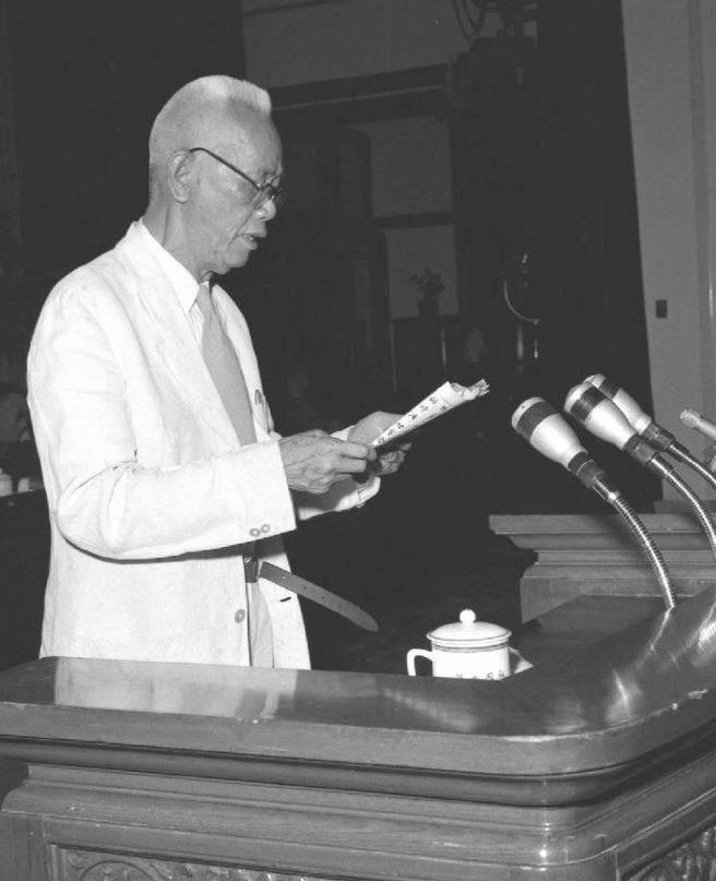 1968年4月25日﹐着名抗日将领﹑爱国民主人士蔡廷锴逝世，享年76岁。他曾任第十九军军长兼第十九路军副总指挥，1932年1月28日日本军队进攻上海时，率十九路军进行抗战。1933年与李济深、陈铭枢、蒋光鼐等在福州成立「中华共和国人民革命政府」，任人民革命军第一方面军总司令员。1935年参加中华民族解放大同盟，为负责人之一。抗日战争时期﹐曾任国军第十六集团军总司令﹐在两广指挥对日作战。歷任大陆中央人民政府委员，全国政协副主席。这是1964年7月14日蔡廷锴在北京庆祝解放军第三次击落美制U2飞机胜利大会上讲话。（图：新华社）