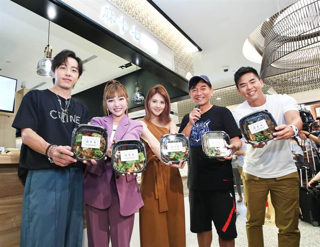 郭静（右二）近来忙筹备副业，举办开幕活动好友坤达（左起）、何美、吴宗宪、柯有伦到场力挺。（陈俊吉摄）