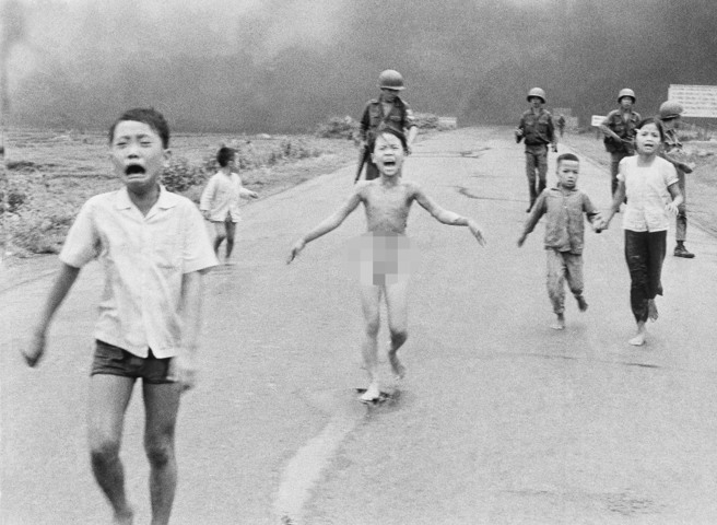 照片中9歲越南女童遭燒夷彈嚴重灼傷，赤裸狂跑，成為越戰恐怖象徵。(圖/美聯社)  