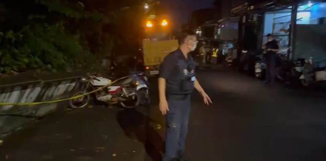 位于桃园市桃园区六军团指挥部靠龙山街侧的挡土墙疑似雨势挡土墙坍塌，导致3台机车被压坏，警方获报到场处理。(翻摄照片)