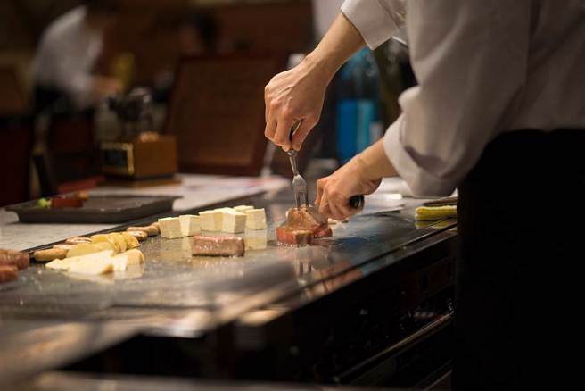 一名网友认为美食名店生意好，为什么有第二代要放弃接班，引起热议。(示意图/达志影像)