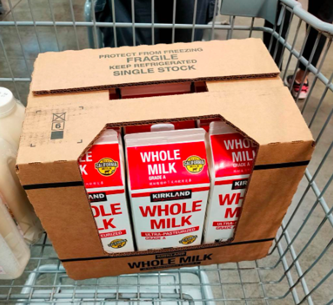 有网友抱怨，常看到其他顾客挑牛奶挑很久，让她相当不解。（示意图／翻摄自COSTCO 好市多 消费经验分享区）