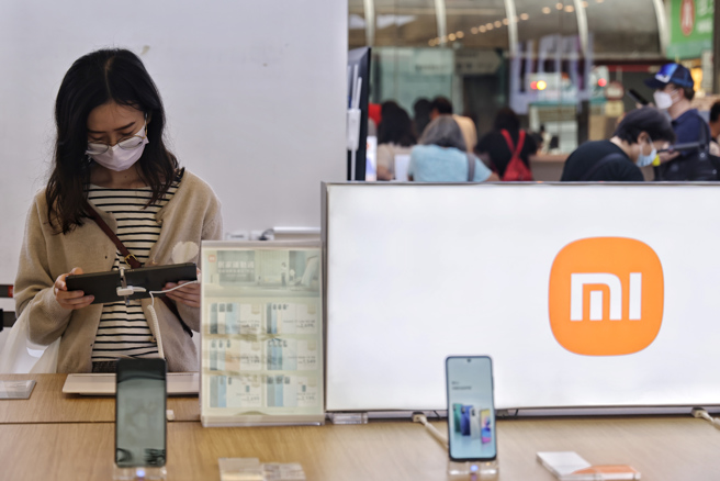 小米是大陆的知名民族品牌，将生产线转向越南，但并未在越南直接建造自有工厂，而是委托香港的外包商DBG科技代工。（图／ 中新社）