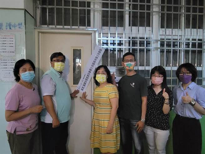 嘉義市111學年度國小及幼兒園教師聯合甄選試務人員入闈。（嘉義市政府提供／廖素慧嘉市傳真）