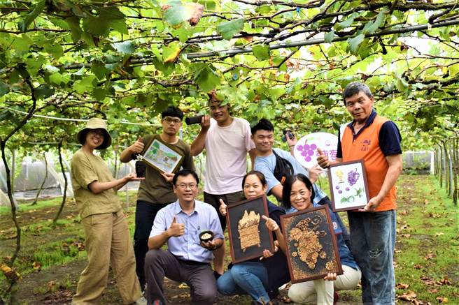 朝陽科大工設系USR團隊將廢棄葡萄藤製成生物炭文創商品，致力SDGs不遺餘力。（朝陽科大提供）
