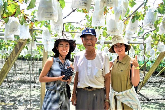 減少農業廢棄物焚燒造成空污，為逆轉氣候變遷做出貢獻，朝陽工設系USR獲選天下第二屆U20國際青年論壇最有影響力獎。（朝陽科大提供）