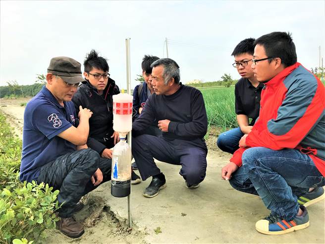 透过同耕共学机制，钱伟钧主任(左一)带领USR团队链结云林产业推广聚落，推广费洛蒙技术替代农药使用。（朝阳科大提供）