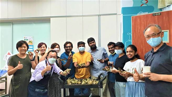 朝阳健康农粮中心辅导有才村种植有机黑豆，邀请境外生体验黑豆入粽端午飘香。（朝阳科大提供）