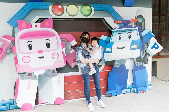 罗小白带着女儿朝圣「救援小英雄波力互动特展」。宽宏艺术提供