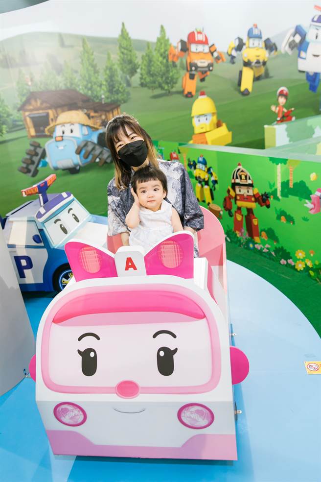 罗小白带着女儿朝圣「救援小英雄波力互动特展」。宽宏艺术提供