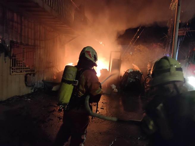 桃園市蘆竹區南山北路二段一處2層樓的鐵皮建物5日晚間7點多全面燃燒。（陳夢茹翻攝）