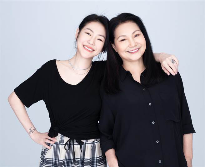 小S（左）和S妈合作podcast节目。（金星文创提供）