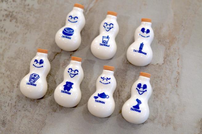 崎陽軒特製出台灣限定版的陶瓷葫蘆娃醬油容器，目前共有7種款式讓粉絲蒐集，模樣可愛。（何書青攝）