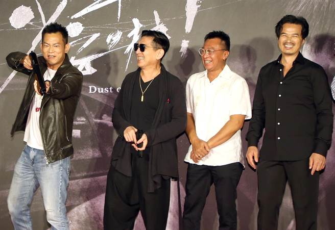 顏正國（左）拿道具槍重現當年經典場景，高捷、游安順、李興文在一旁笑開懷。（趙雙傑攝）