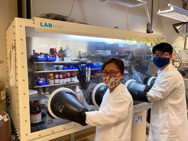 材料学者孟雪莉(左)与她的助手尹易杰(右)，正在研究安全的锂电池电解液。(图/圣地牙哥加州大学)