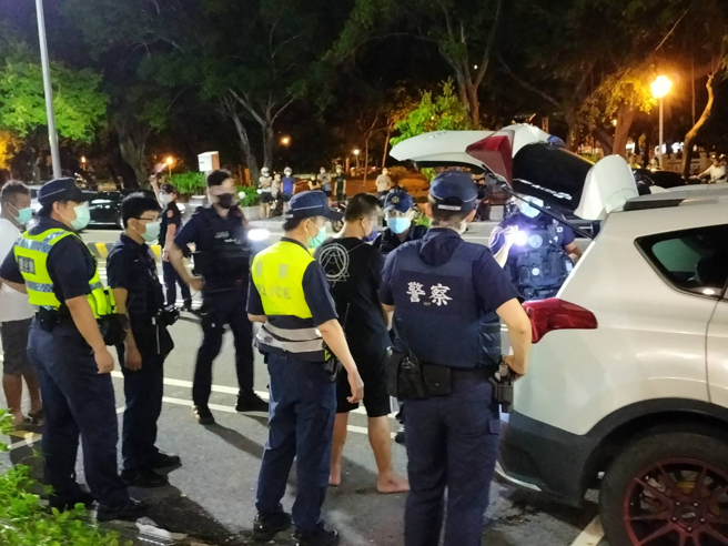 台南市保安大隊巡邏發現1輛白色休旅車超速，警方趁駕駛停等紅路燈時攔停，男子因車上有毒品作賊心虛反而加速逃逸。（翻攝自記者爆料網）