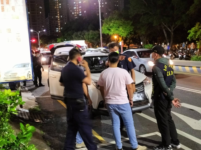 台南市保安大隊巡邏發現1輛白色休旅車超速，警方趁駕駛停等紅路燈時攔停，男子因車上有毒品作賊心虛反而加速逃逸。（翻攝自記者爆料網）