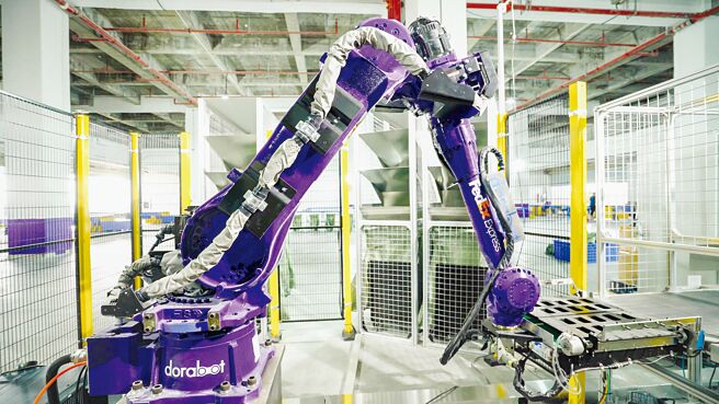 联邦快递透过人工智慧分拣机器人重新分配团队成员，让他们专注于需要人为技术的重要任务。图／联邦快递提供