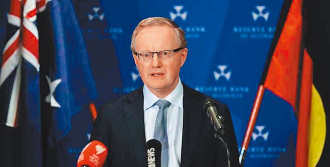 澳洲央行总裁洛威先前曾预测，澳洲通膨率在今年10到12月季度将升抵7％高峰。图／美联社