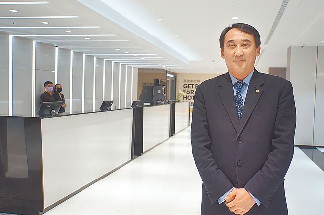 位在台北小巨蛋商圈的王朝酒店将自8月18日更名为「ILLUME茹曦酒店」，总经理孙志坚表示，酒店更名后将全力开拓新客源，并增加散客比重。图／姚舜