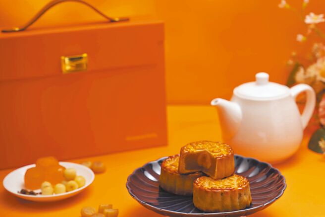 台中裕元花園酒店今年秋禮，推兩款限量「橙心橙意」中秋禮盒。圖／台中裕元花園酒店提供