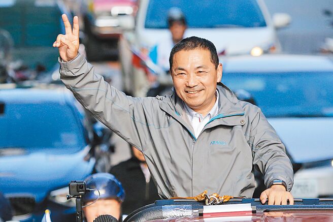 图为2018年11月21，国民党新北市长候选人侯友宜在新庄区进行车队扫街，他登上吉普车沿街拜票，比出2号手势争取选民支持。（本报资料照片）