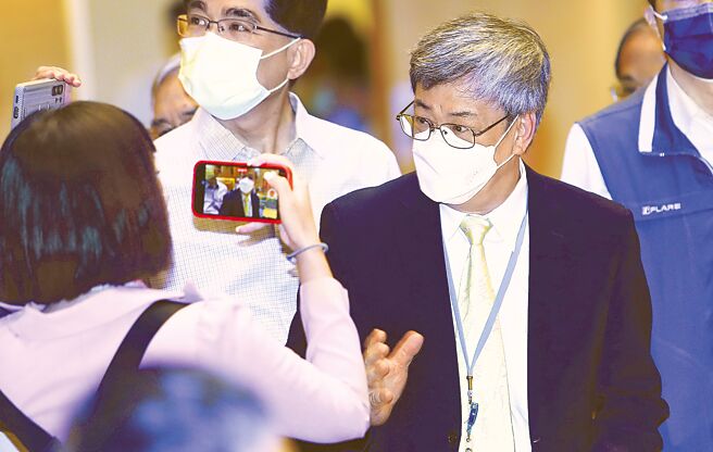 前副總統陳建仁4日出席中研院院士會議被問到是否參選的問題時，他未否認只連說兩次「感謝、平安」，並強調「這是院士會議」（季志翔攝）