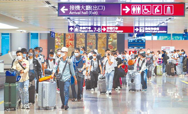 暑假出入境人数增加，交通部提出入境人数放宽至单周4万人建议，行政院4日决定维持现行2.5万人限制。图为桃园机场旅客进出情形。（陈麒全摄）