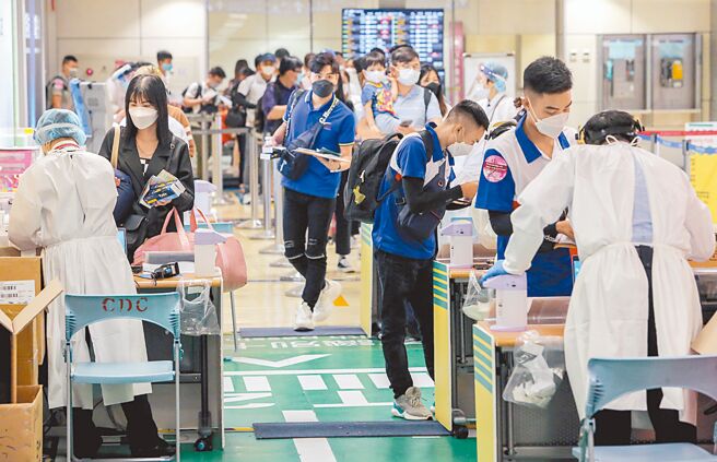 近1周境外移入个案，共检验182例，其中112例都是BA.4、BA.5，占比高达61％。图为桃园机场入境旅客。（陈麒全摄）