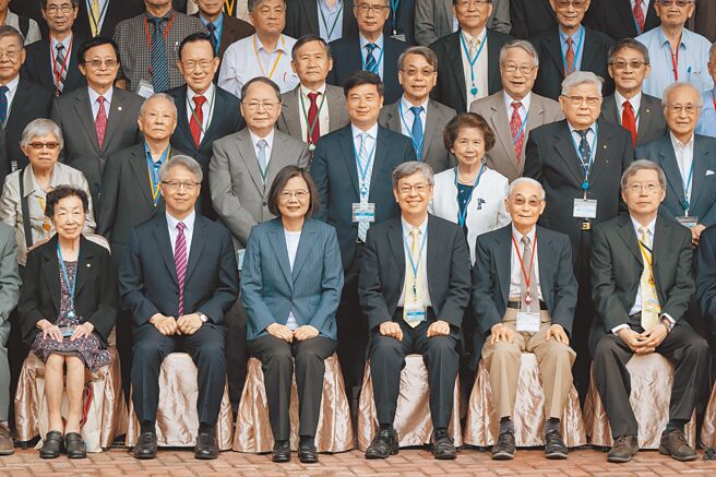 蔡英文总统（前排左三）4日出席「中央研究院第34次院士会议」开幕式，与院长廖俊智（前排左二）及前副总统陈建仁（前排右三）等全体院士合影留念。（总统府提供）